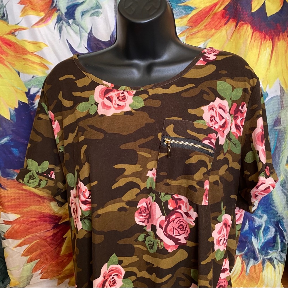 🍊 NWOT BAE City Camouflage Floral Zipper Tee